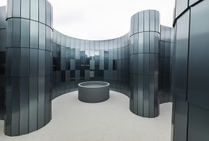 Espacio "The Sanctuary of the Self" diseñado por Clap Studio para Homapal en Casa Decor 2026, con arquitectura circular revestida con laminados metálicos y superficies reflectantes en tonos verde oscuro.