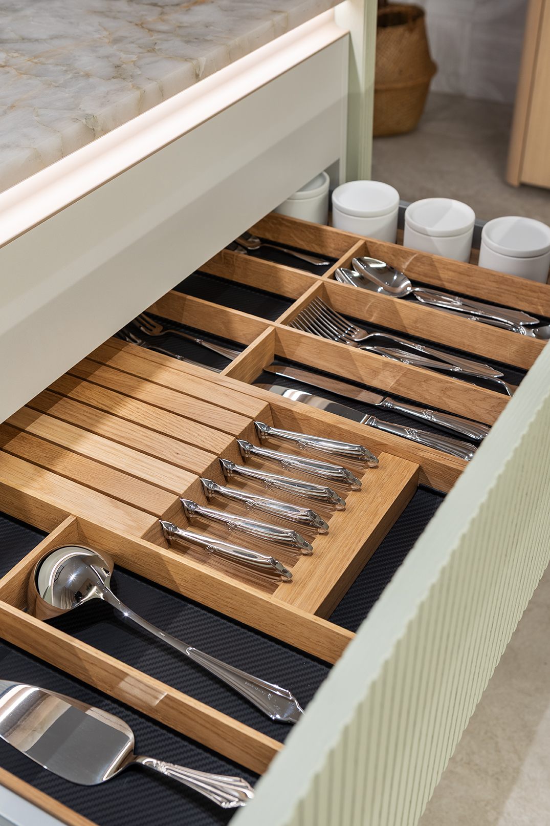 Cubertería WMF Fächer y utensilios organizados en cajón de cocina Leicht en Casa Decor 2026