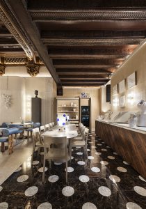 espacio The Silent Chapel en Casa Decor 2026 diseñado por Raúl Martins con pavimento cerámico y mobiliario en madera en un entorno histórico