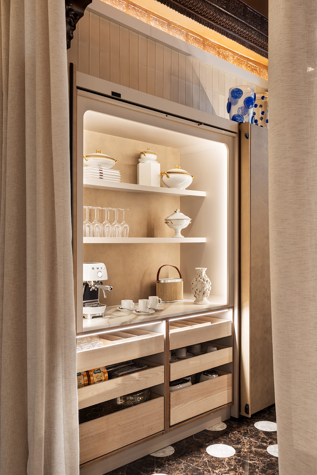 Menaje WMF con cafetera, cristalería y batería de cocina en el Espacio Iris Ceramica Group por Raúl Martins
