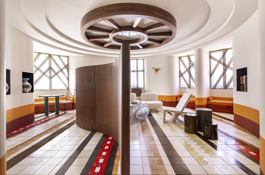 Salón artesanal en Casa Decor 2026 inspirado en la tradición de Castilla-La Mancha con rueda de molino de madera y diseño contemporáneo