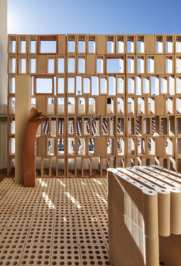 Detalle de las celosías cerámicas y mobiliario realizado con piezas de gres extrusionado en el Espacio Nuet de Casa Decor 2026.