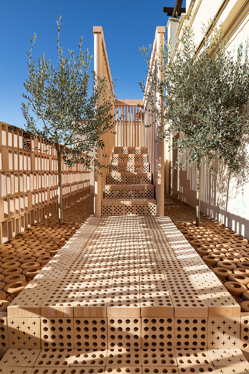 Espacio Nuet de Mayice en Casa Decor 2026 con recorrido arquitectónico de cerámica extrusionada, celosías de gres, olivos y plataforma mirador.