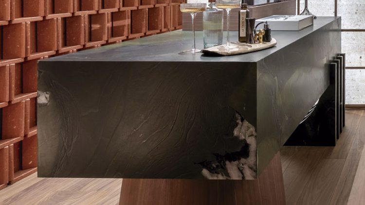Piedras, sinterizados y porcelánicos de gran formato: materiales que construyen espacios en Casa Decor 2026