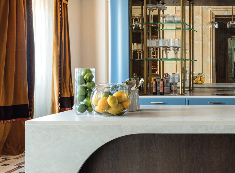 Isla de cocina con frascos decorativos y utensilios BAUHAUS en el Espacio Schmidt por Lemon Studio en Casa Decor 2026
