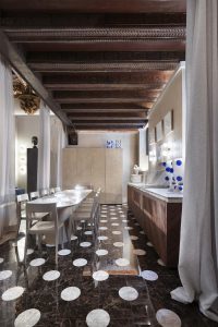 Composición de cocina y comedor privado diseñada por Cocinas Río y Mogno Woods para Casa Decor 2026